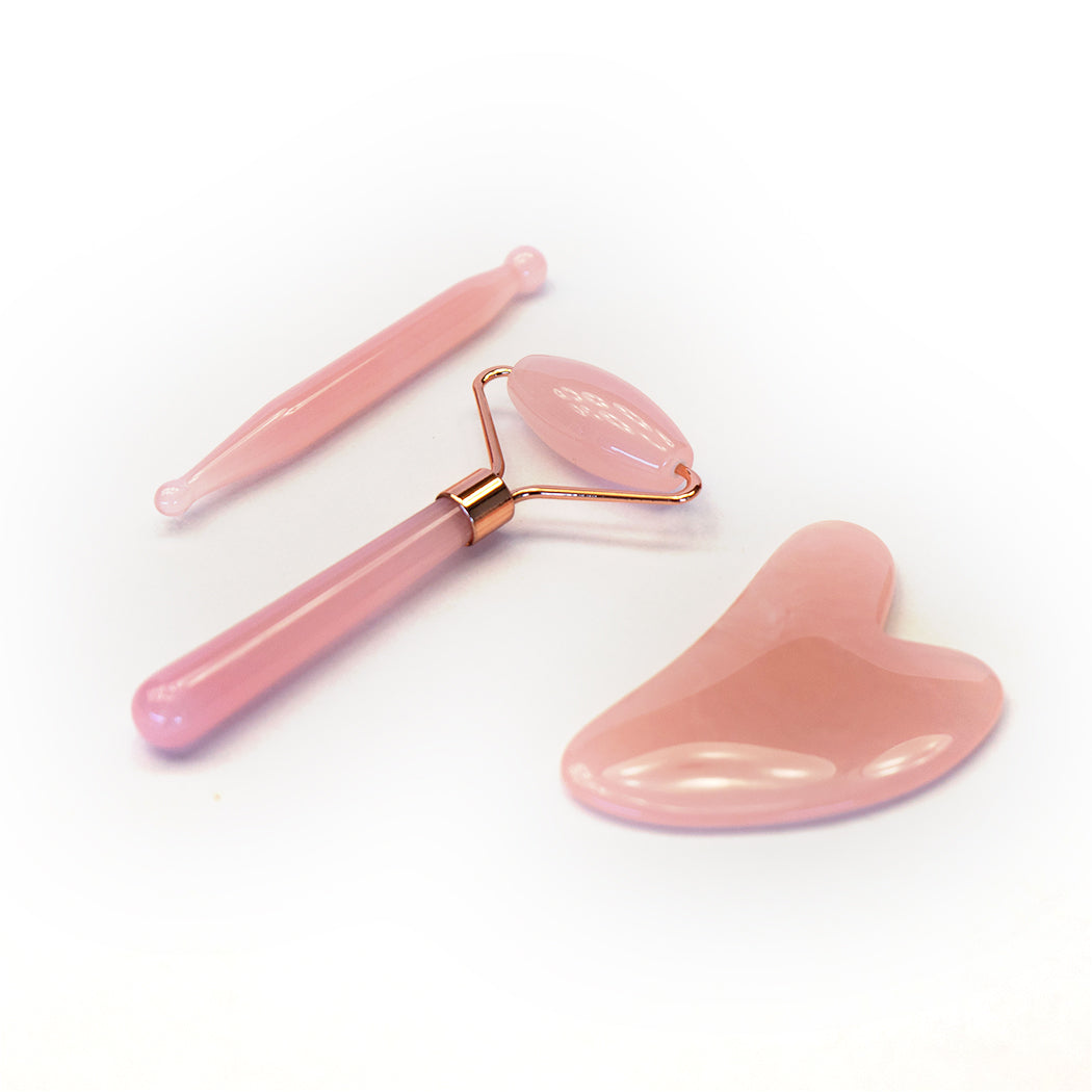 Il Set è composto da: rullo di giada, pietra gua sha e bastoncino per massaggiare il viso.