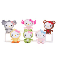 Plush di Hello Kitty con costume kawaii. La serie è composta da: Pulcino, Elefante, Draghetto, Orso, Rana