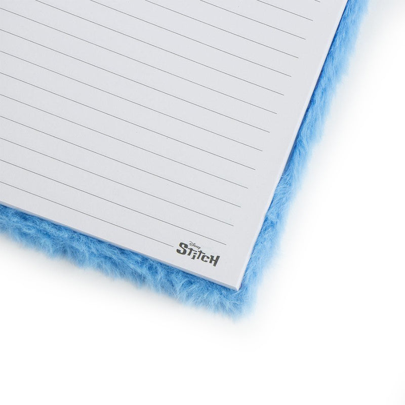 Quaderno di Stitch in formato A5 con copertina pelosa. 96 pagine a righe