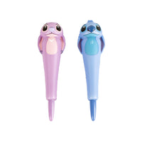 Set di due penne con i personaggi di Stitch e la sua amica Angel in versione squishy. Inchiostro nero.