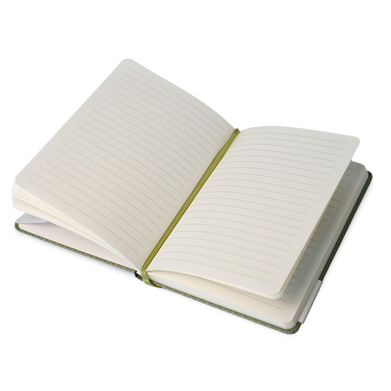 Quaderno in formato B6 con copertina rigida e disegno manga. Il Quaderno ha 96 pagine a righe