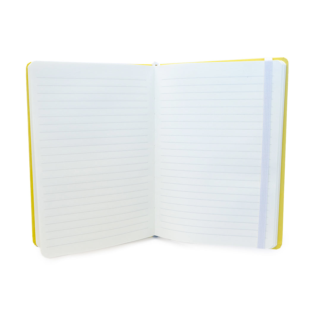 Quaderno con disegno cagnolino mangia ramen in formato A5 a righe con copertina rigida e chiusura con elastico.