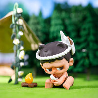 Blind Box della serie Monboo campeggio. La collezione completa è composta da 8 personaggi più uno raro.