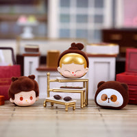 Blind Box della serie Chocolate. La serie è composta dai personaggi Laura, Monboo e Mr Panda versione mini nei loro travestimenti migliori.