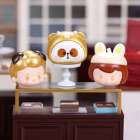 Blind Box della serie Chocolate. La serie è composta dai personaggi Laura, Monboo e Mr Panda versione mini nei loro travestimenti migliori.
