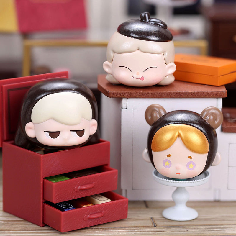 Blind Box della serie Chocolate. La serie è composta dai personaggi Laura, Monboo e Mr Panda versione mini nei loro travestimenti migliori.