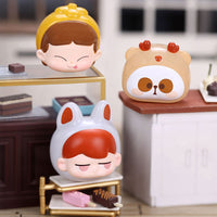 Blind Box della serie Chocolate. La serie è composta dai personaggi Laura, Monboo e Mr Panda versione mini nei loro travestimenti migliori.