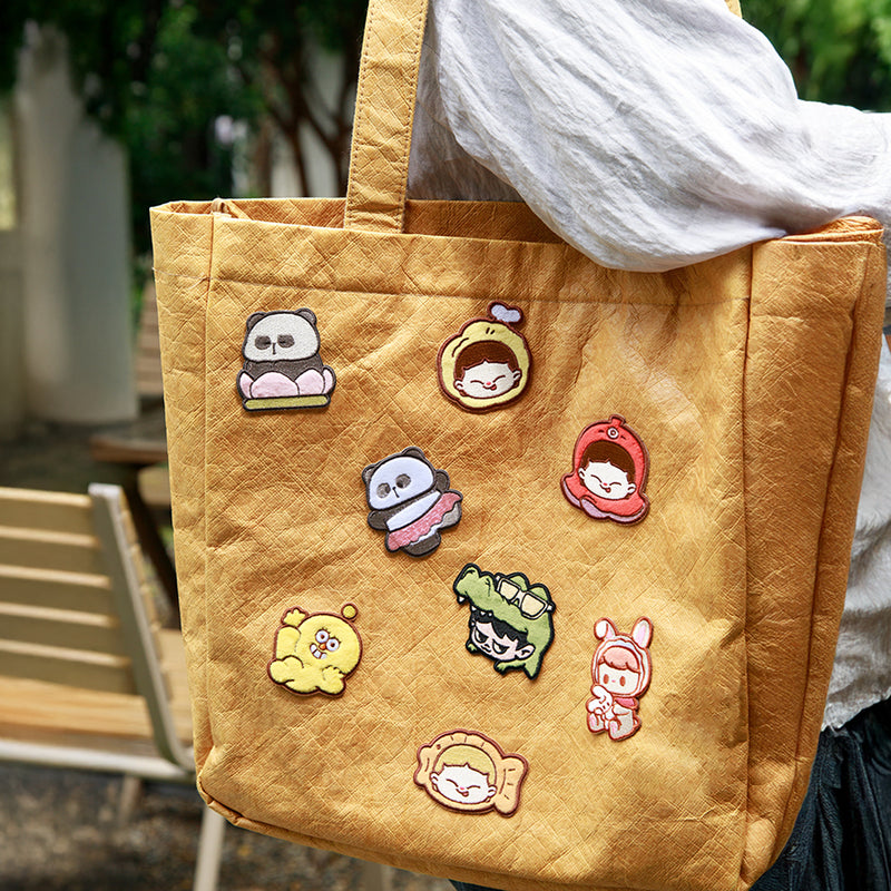 Patch ricamati in versione Blind Box. La collezione completa è composta da 20 personaggi più due rari.