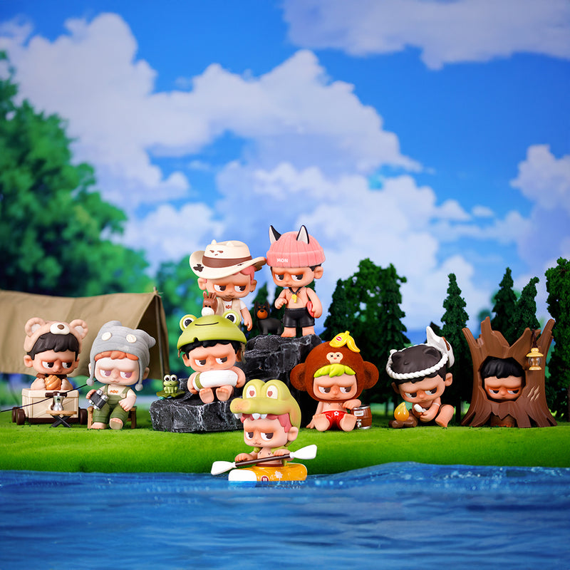 Blind Box della serie Monboo campeggio. La collezione completa è composta da 8 personaggi più uno raro.