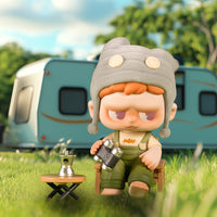 Blind Box della serie Monboo campeggio. La collezione completa è composta da 8 personaggi più uno raro.