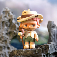 Blind Box della serie Monboo campeggio. La collezione completa è composta da 8 personaggi più uno raro.