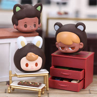 Blind Box della serie Chocolate. La serie è composta dai personaggi Laura, Monboo e Mr Panda versione mini nei loro travestimenti migliori.