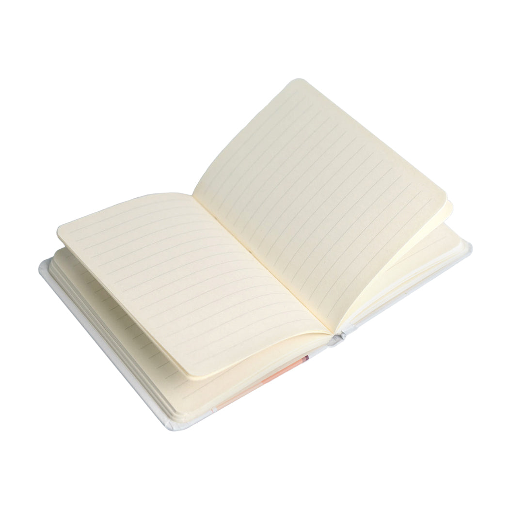 Piccolo Notebook con copertina rigida e chiusura ad elastico. Formato a A6 con pagine  a righe