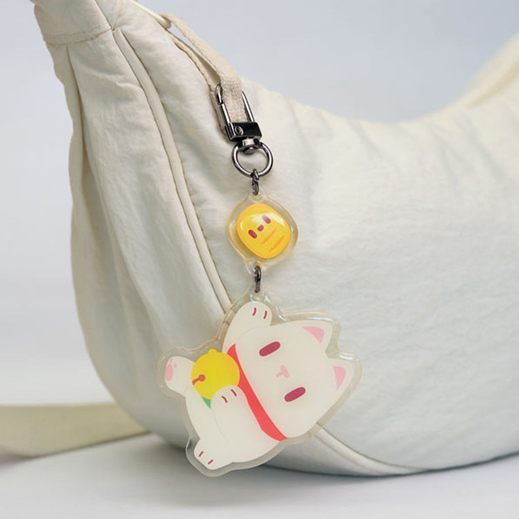 Simpatico portachiavi a forma di Maneki Neko in acrilico.