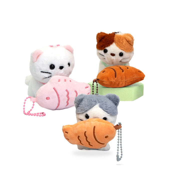 Portachiavi in peluche a forma di gattino che tiene in bocca un piccolo pesce