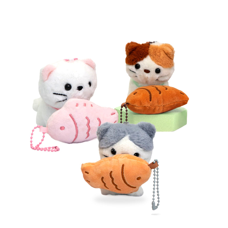 Portachiavi in peluche a forma di gattino che tiene in bocca un piccolo pesce