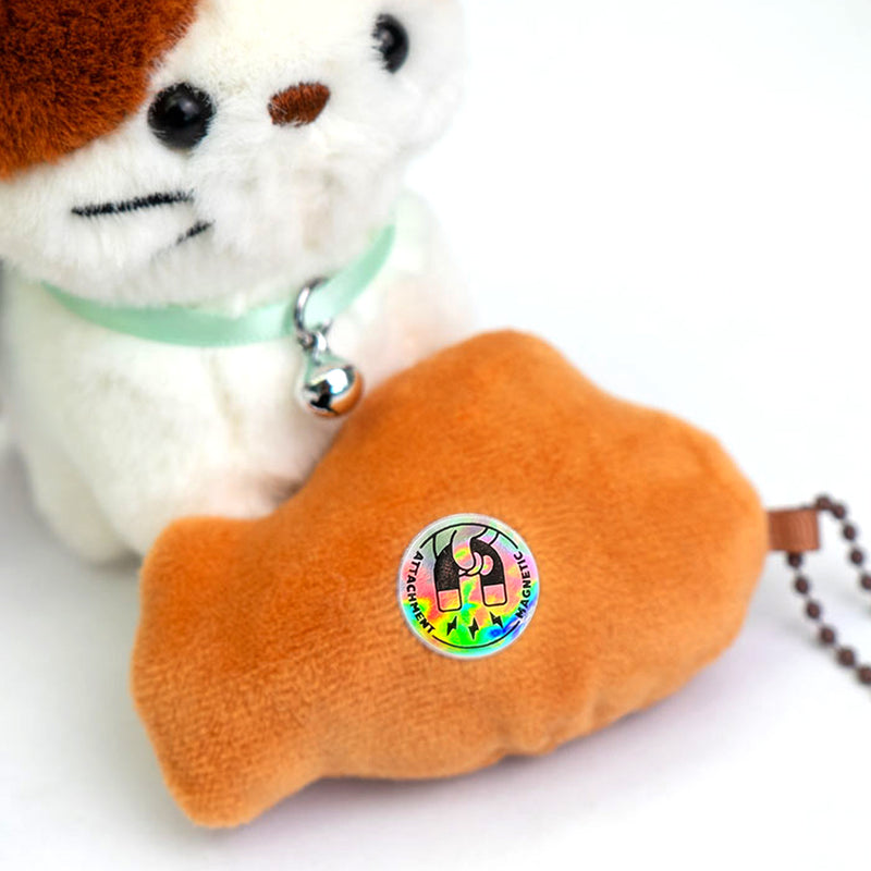 Portachiavi in peluche a forma di gattino che tiene in bocca un piccolo pesce