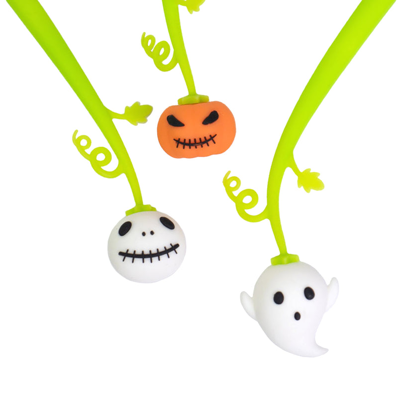 Penna gel con inchiostro nero e tratto fine. La penna ha il  topper in silicone con i personaggi più iconici di Halloween: una zucca, un fantasma, un teschio.
