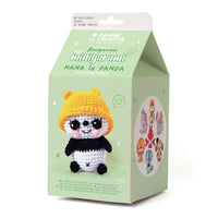 Kit completo per realizzare un grazioso panda all'uncinetto.