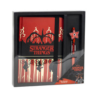 Set di scrittura Stranger Things con penna a scatto con inchiostro nero e un tacquino con chiusa elastica ed alloggiamneto per la penna