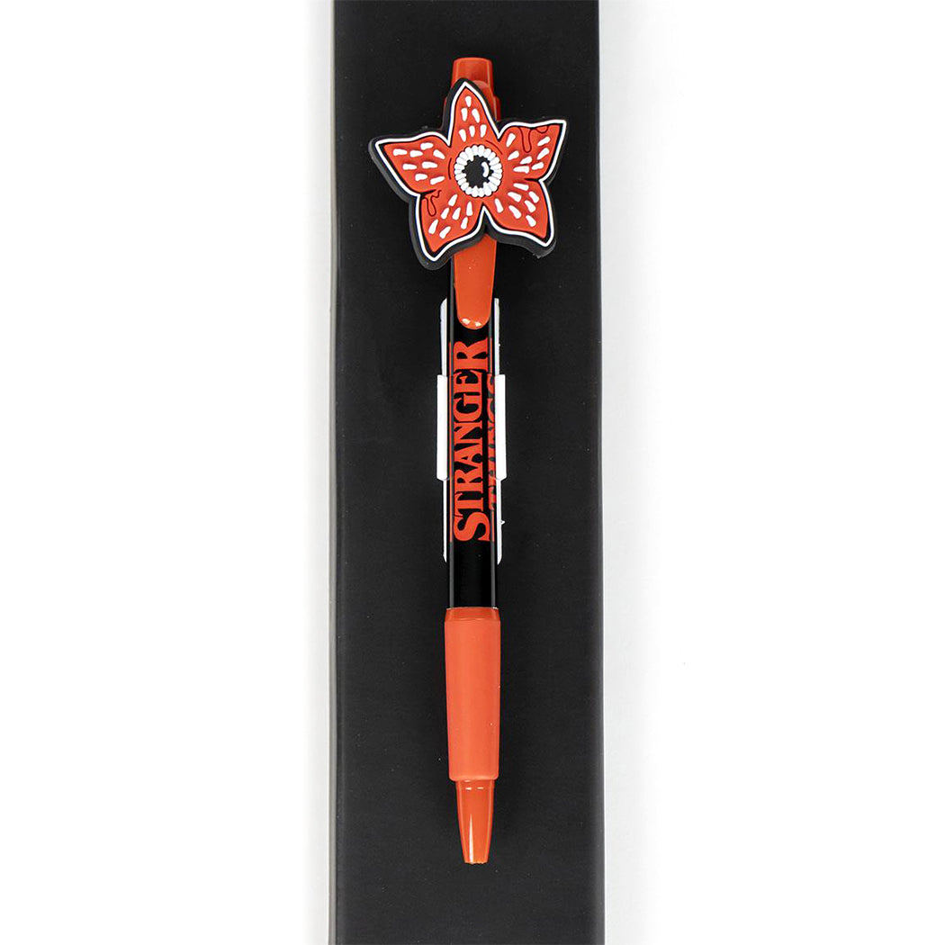 Set di scrittura Stranger Things con penna a scatto con inchiostro nero e un tacquino con chiusa elastica ed alloggiamneto per la penna