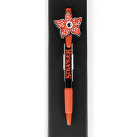 Set di scrittura Stranger Things con penna a scatto con inchiostro nero e un tacquino con chiusa elastica ed alloggiamneto per la penna