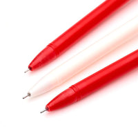 Penna con inchiostro nero e tratto fine, disponibile in 4 varianti: con pupazzo di neve, con renna, con omino di zenzero, con Babbo Natale.