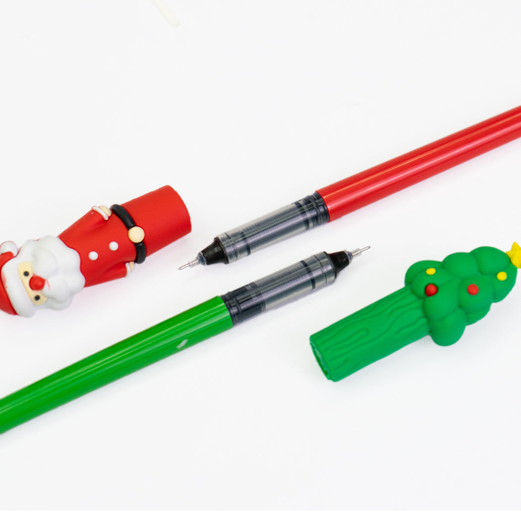 Penna con inchiostro blu e tratto fine, ha un personaggio sul cappuccio ed è disponibile in 2 varianti: rossa con Babbo Natale, verde con Albero di Natale.