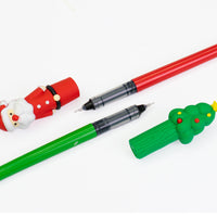 Penna con inchiostro blu e tratto fine, ha un personaggio sul cappuccio ed è disponibile in 2 varianti: rossa con Babbo Natale, verde con Albero di Natale.