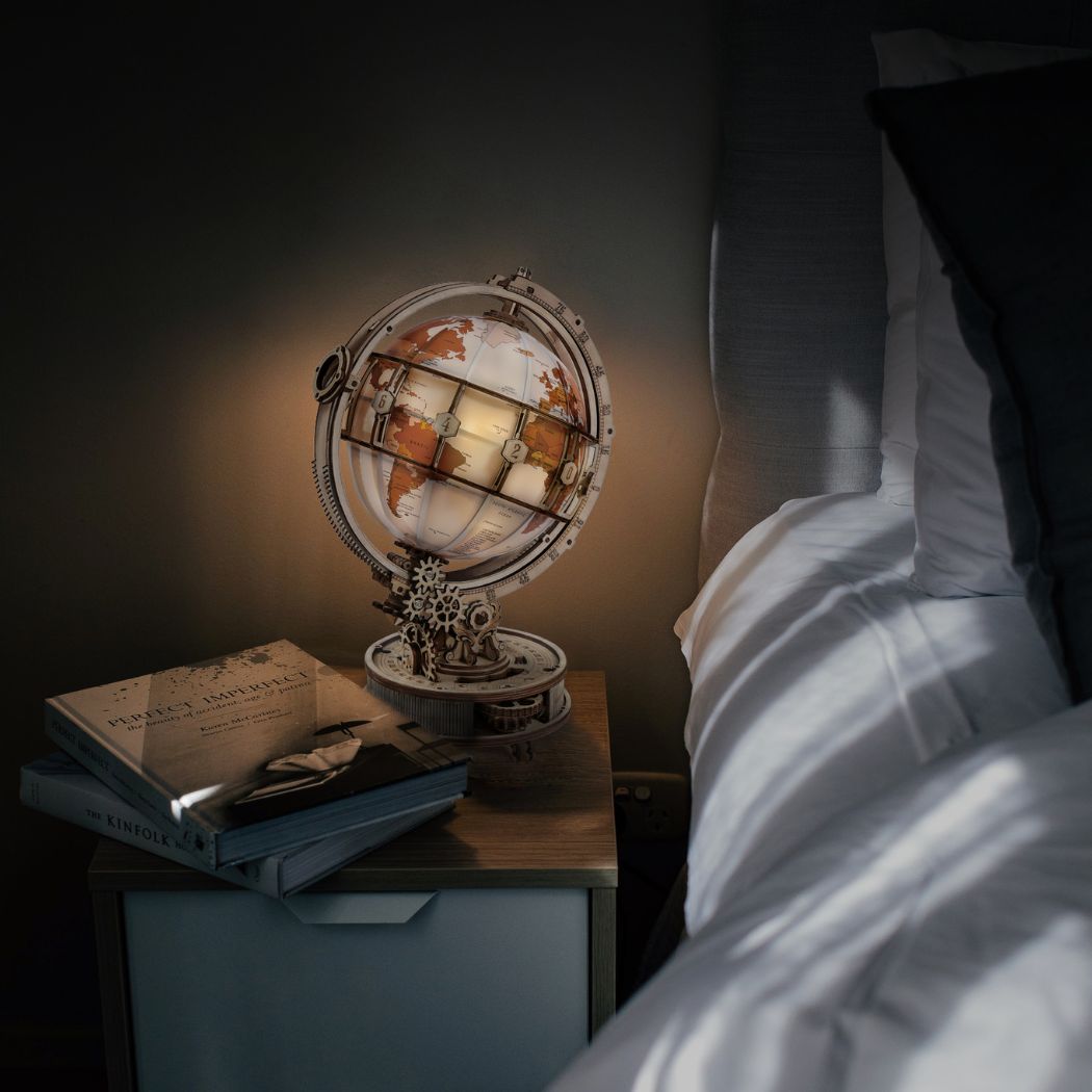 Modellino in 3d che riproduce un mappamondo luminoso