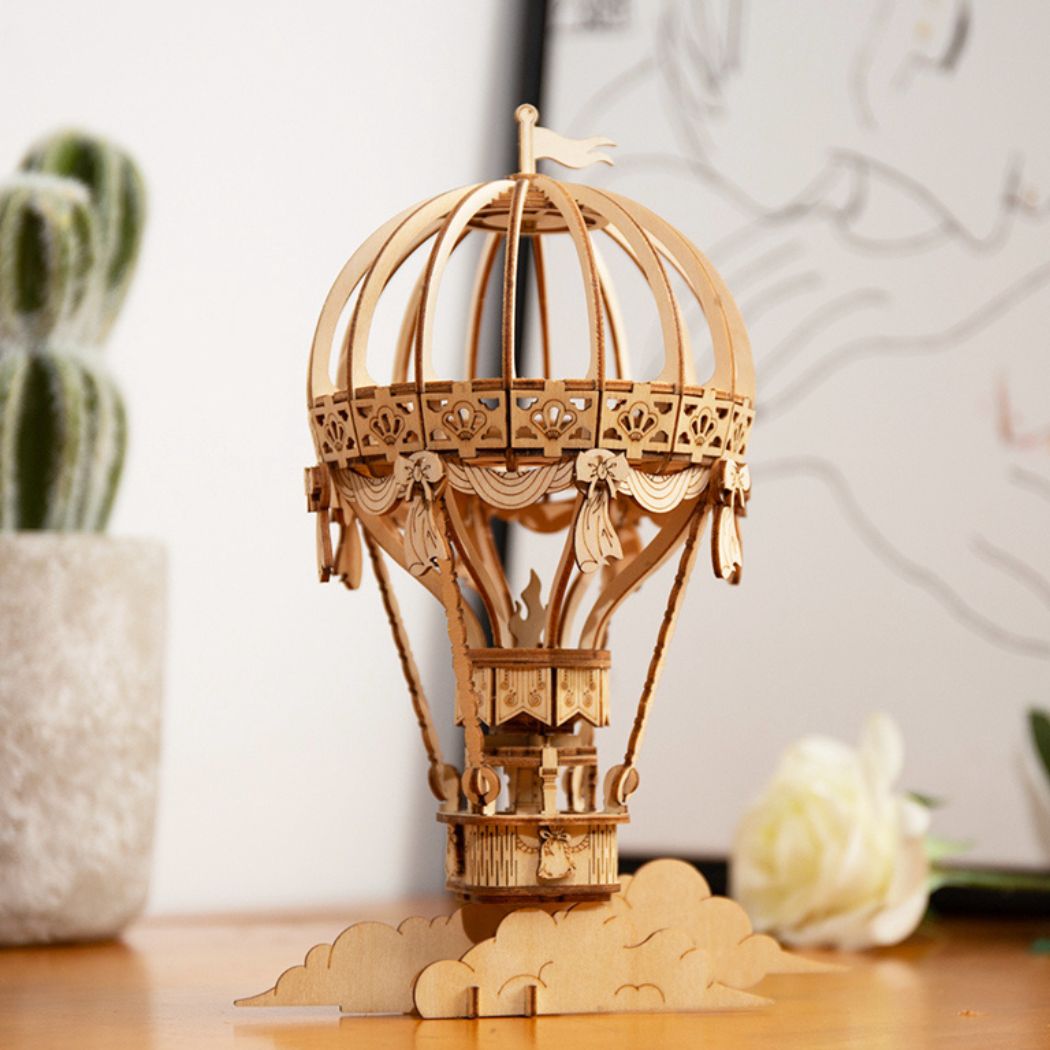 Puzzle in 3d che riproduce in miniatura una mongolfiera.