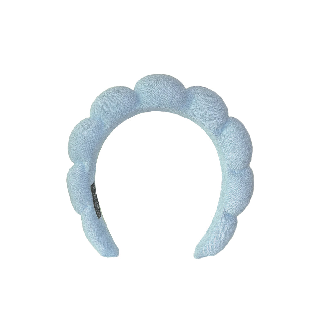 Il cerchietto più iconico del momento per iniziare la tua routine di bellezza. Disponibile in 8 colori diversi.