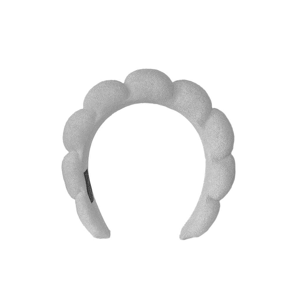 Il cerchietto più iconico del momento per iniziare la tua routine di bellezza. Disponibile in 8 colori diversi.