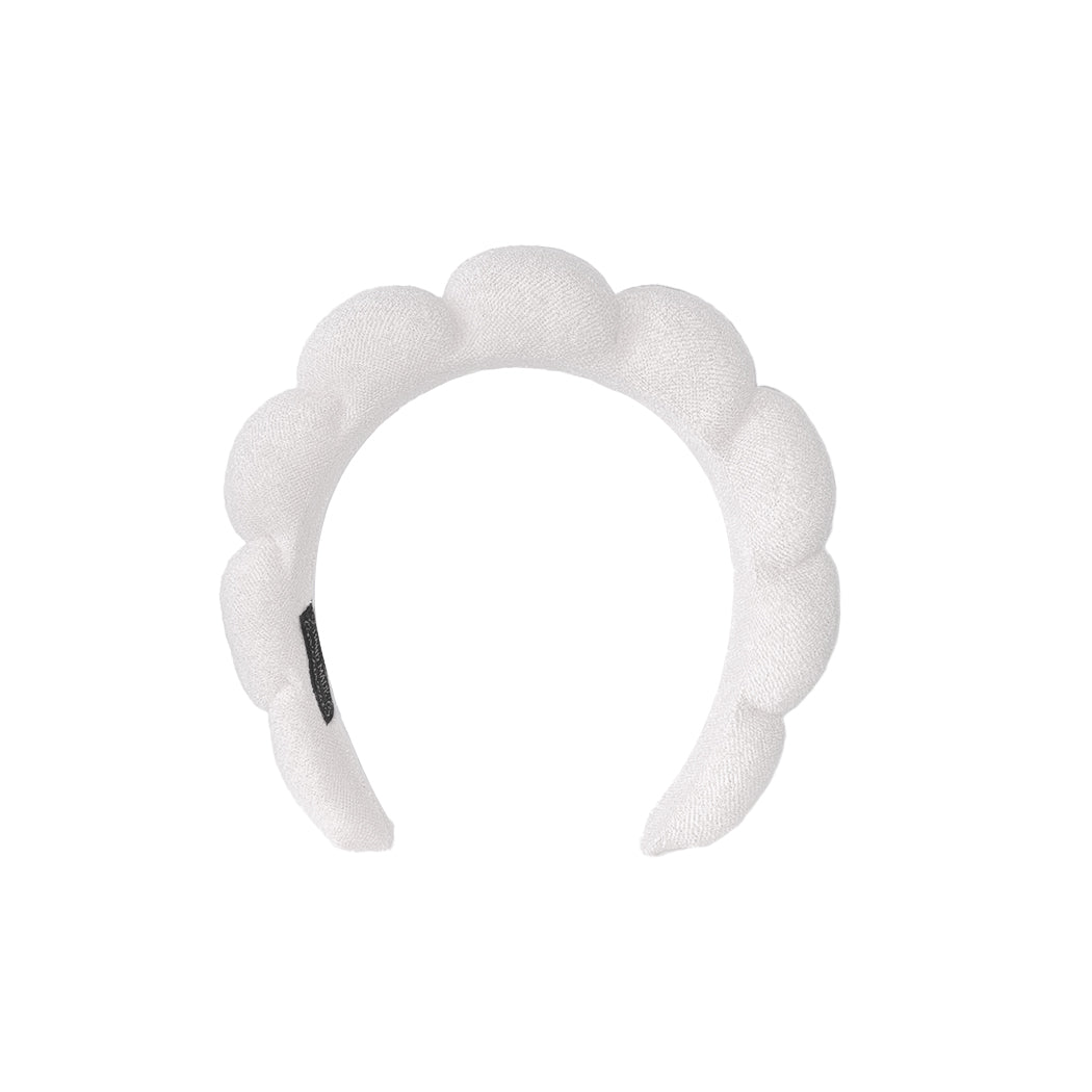 Il cerchietto più iconico del momento per iniziare la tua routine di bellezza. Disponibile in 8 colori diversi.