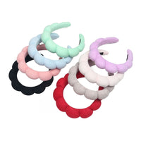 Il cerchietto più iconico del momento per iniziare la tua routine di bellezza. Disponibile in 8 colori diversi.