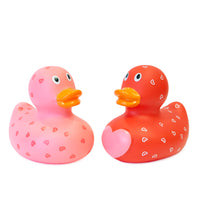 Simpatica anatra di gomma in PVC con cuoricini.