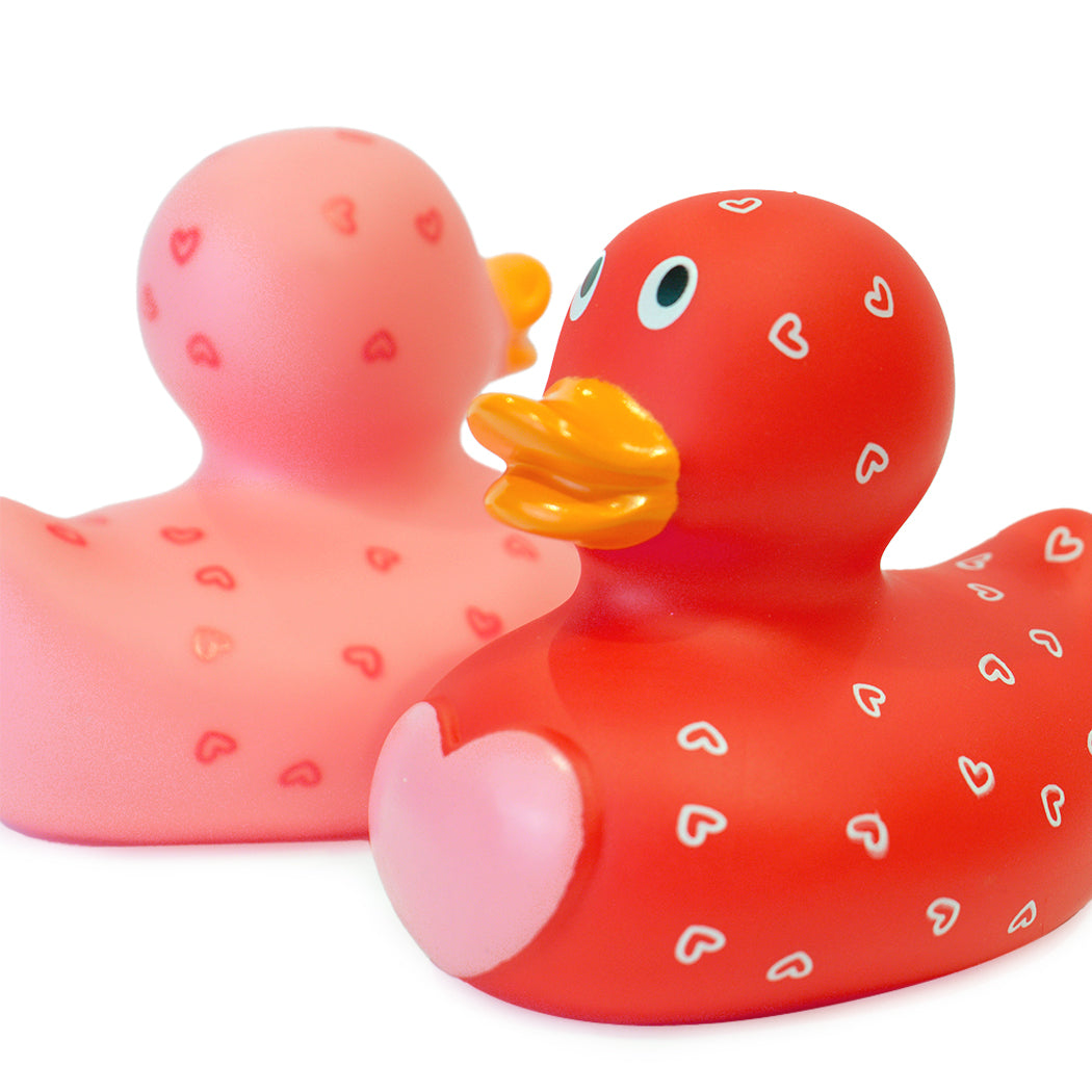 Simpatica anatra di gomma in PVC con cuoricini.