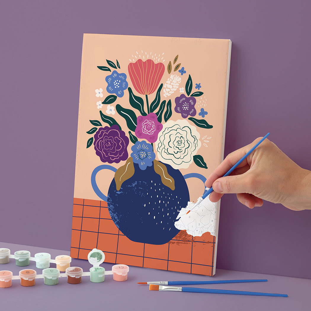 Kit di pittura con numeri per realizzare un vaso con fiori.