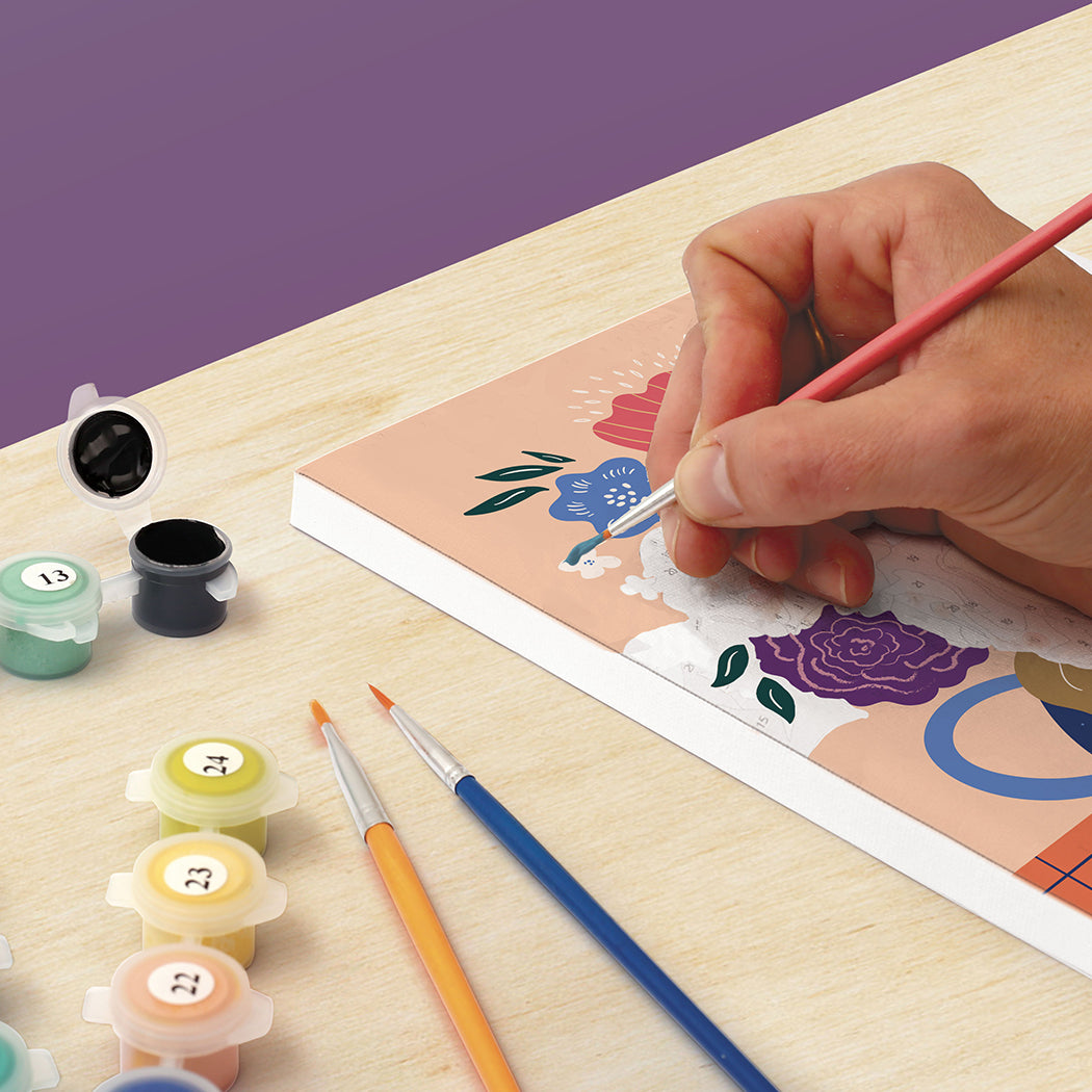 Kit di pittura con numeri per realizzare un vaso con fiori.