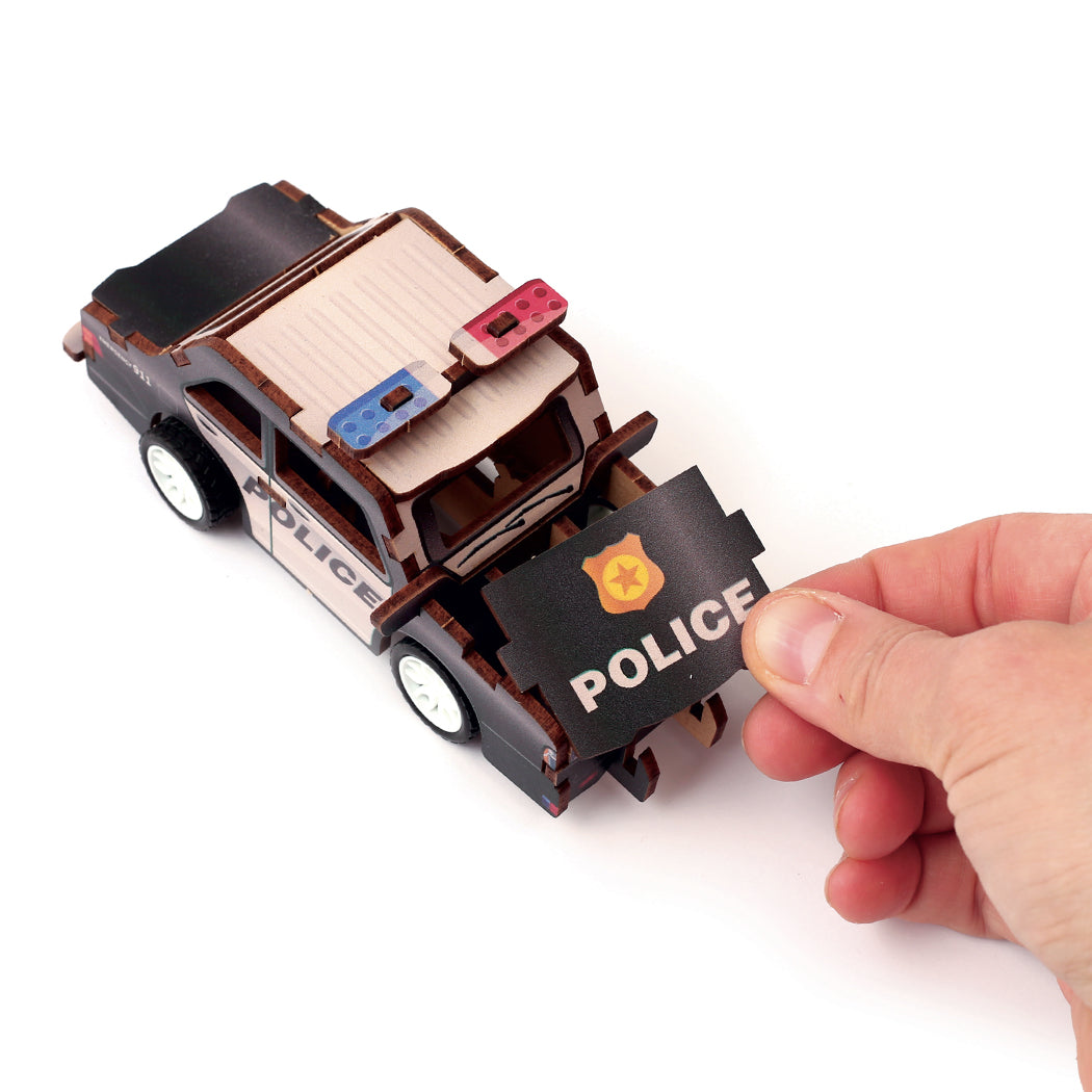 Set di costruzioni in legno 3d per realizzare il modellino della machina della polizia.