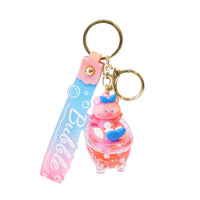 Portachiavi divertente con un tenero animaletto nella vasca da bagno.