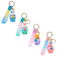 Portachiavi divertente con un tenero animaletto nella vasca da bagno.