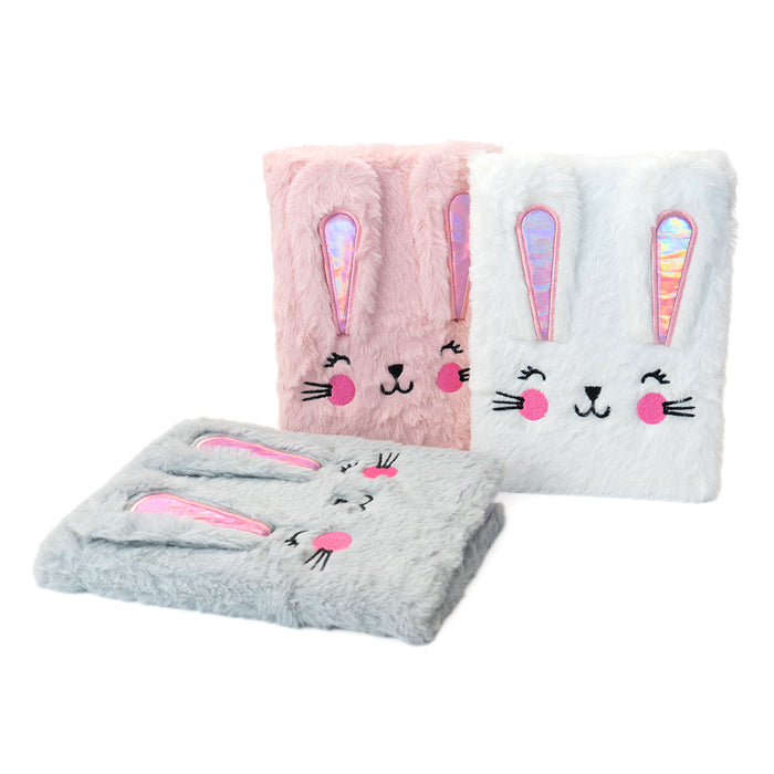 Quaderno in formato A5 con copertina pelosa a forma di coniglietto.