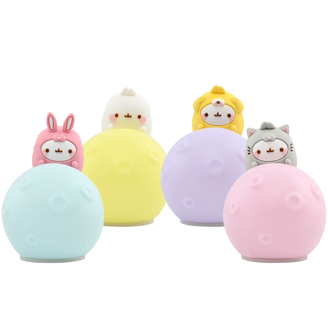 Blind Box di Molang Little Moon Light.
E' possibile scegliere tra: Molang, Puppy, Kitty, Bunny