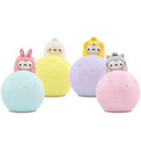 Blind Box di Molang Little Moon Light.
E' possibile scegliere tra: Molang, Puppy, Kitty, Bunny