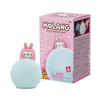 Blind Box di Molang Little Moon Light.
E' possibile scegliere tra: Molang, Puppy, Kitty, Bunny