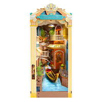 Puzzle in 3d che riproduce in miniatura uno scorcio di Venezia.