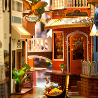 Puzzle in 3d che riproduce in miniatura uno scorcio di Venezia.