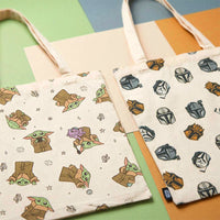 Shopping bag in cotone e polyestere di Star Wars The Mandalorian. La bag è disponibile in due fantasie: con il personaggio Darth Vader e con il personaggio Grogu.