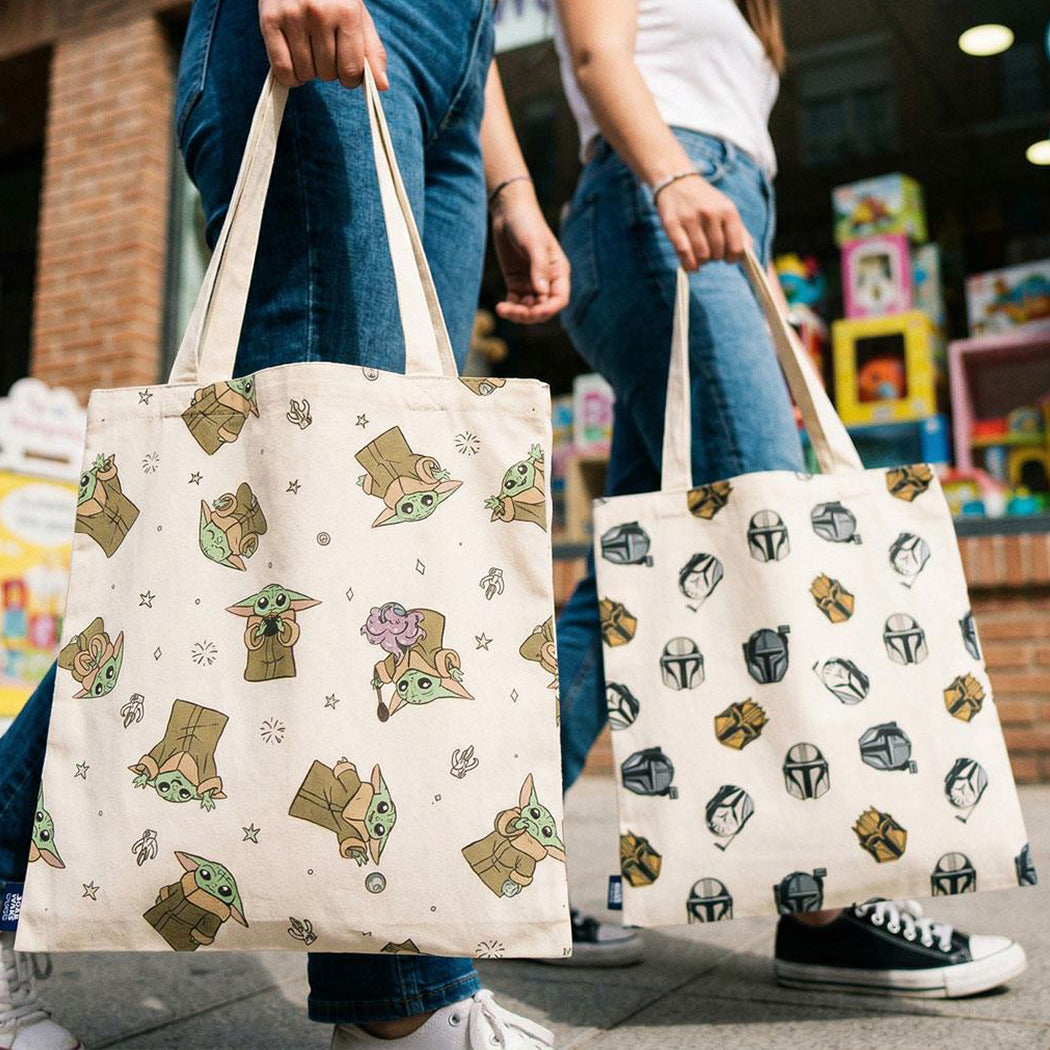 Shopping bag in cotone e polyestere di Star Wars The Mandalorian. La bag è disponibile in due fantasie: con il personaggio Darth Vader e con il personaggio Grogu.